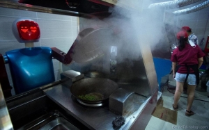 robot-koki-memasak-di-restoran-cina